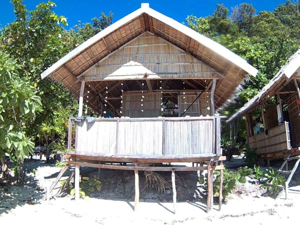 Raja Ampat Hütte am Strand von vorne