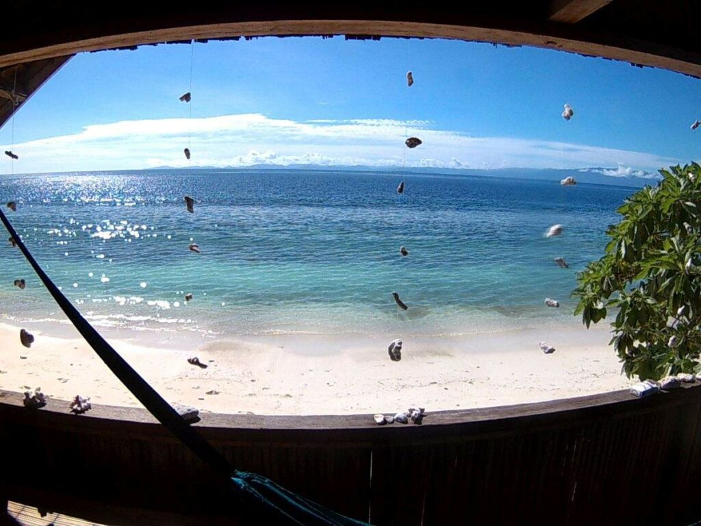Blick aus der Hütte auf das Meer in Raja Ampat