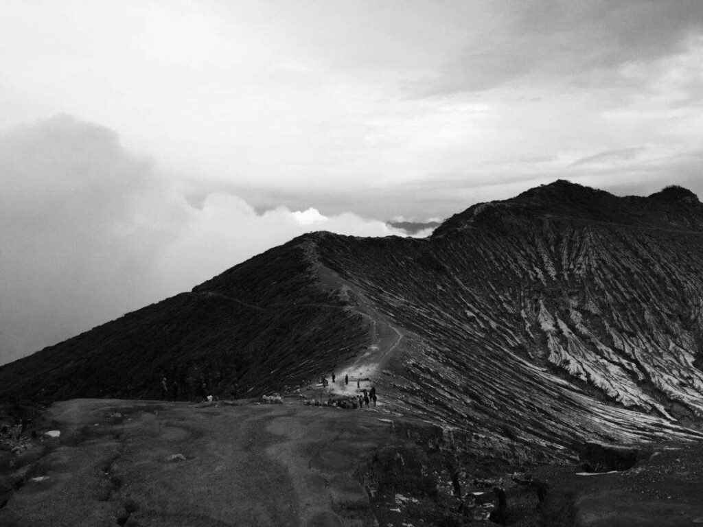 Schwarz-Weiß-Aufnahme vom Kraterrand des Kawah Ijens