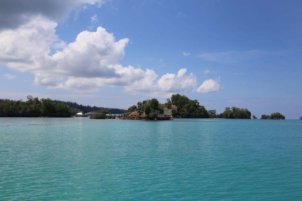 Türkisfarbenes Wasser mit Inseln