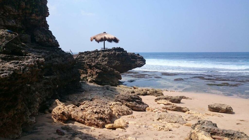 Sonnenschirm am Seruni Beach