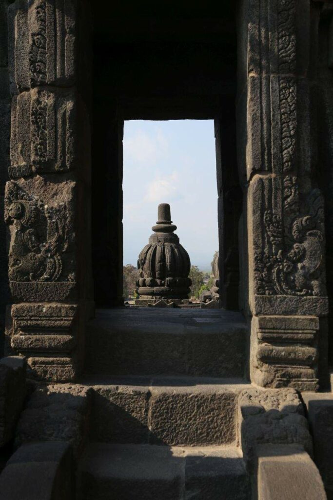 Blick auf ein Gebäude beim Borobodur Tempel