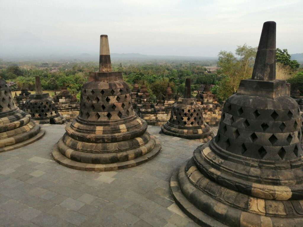 Stupas beim Borobodur Tempel