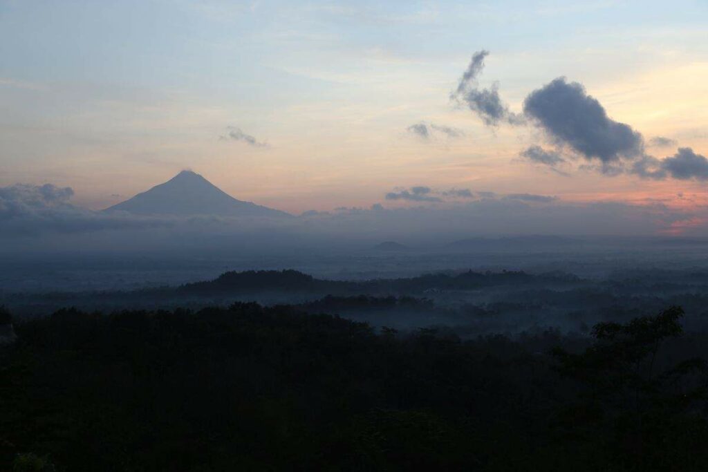 Borobodur bei Sonnenaufgang mit Merapi im Hintergrund