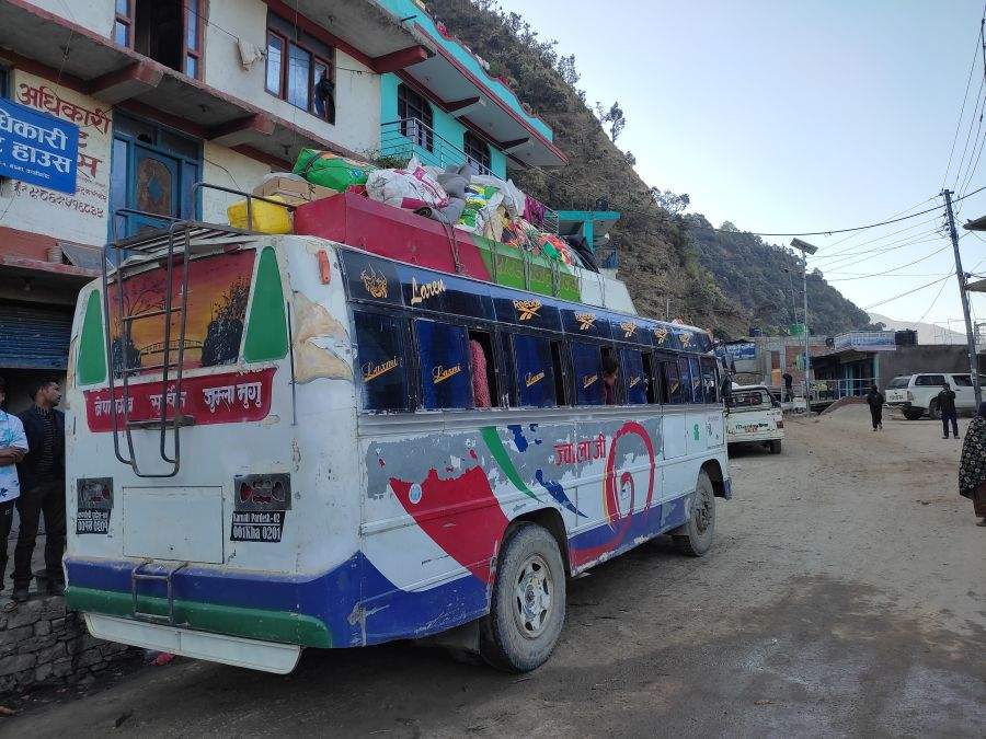 Vollbepackter Bus auf dem Weg nach Jumla