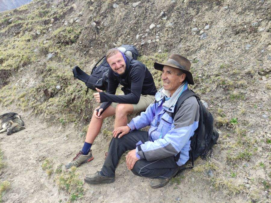 Im Austausch mit einem Hirten auf dem Huayhuash Trek