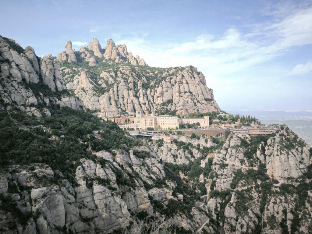 Blick auf das Kloster von Montserrat vom Creu de Sant Miquel