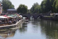 Uferpromenade mit vielen Restaurants am Fluss in Amiens