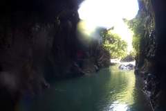 Blick aus der Höhle den Fluss entlang im Green Canyon