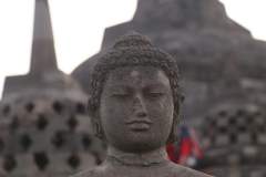 Nahaufnahme einer Buddha-Statue im Borobodur Tempel-Komplex