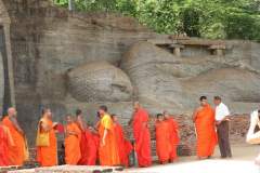 Mönche vor der Statue des liegenden Buddhas in Polonnaruwa