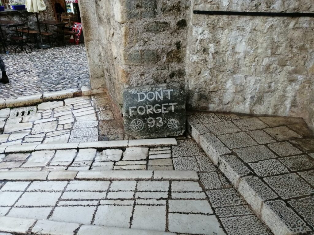 Don't forget '93 auf einer Tafel in Mostar