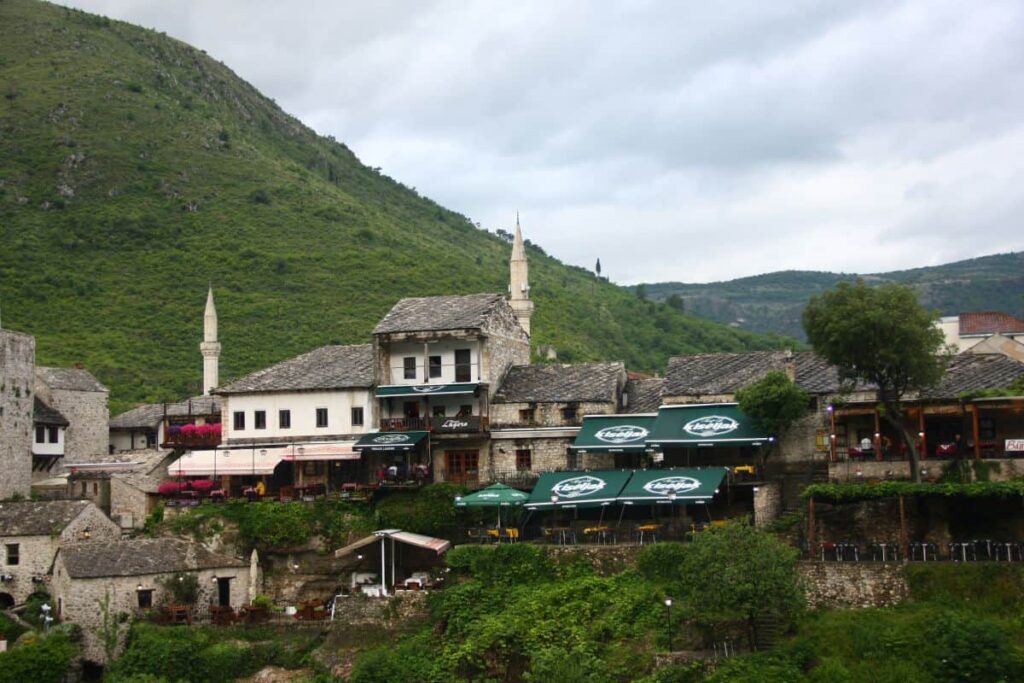 Blick vom Ufer aus in Mostar