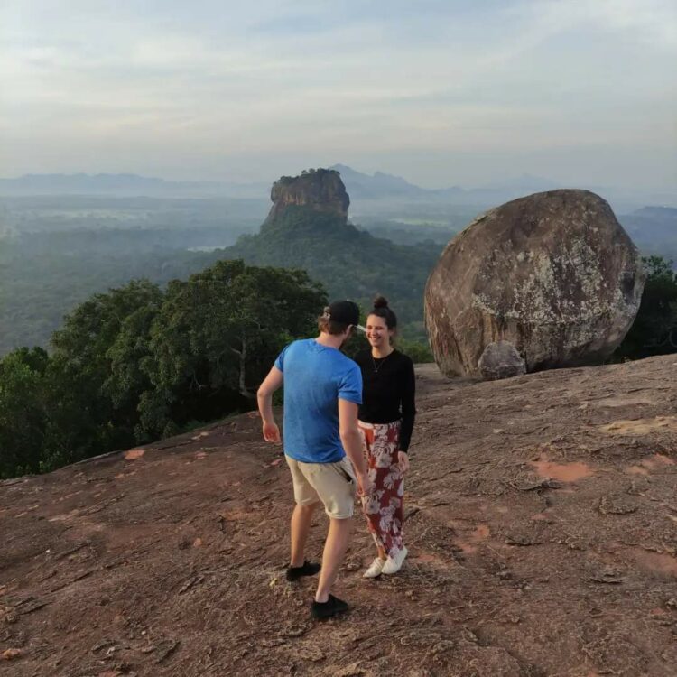 Pidurangala mit dem Lion Rock im Hintergrund