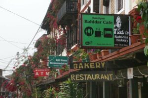 Reklameschilder in Bandipur