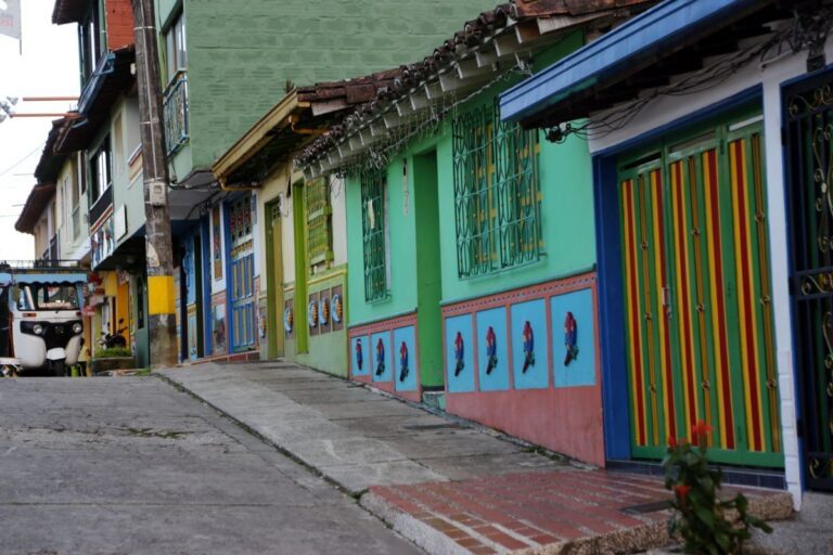 Guatapé in Colombia - 740 steps to the top!