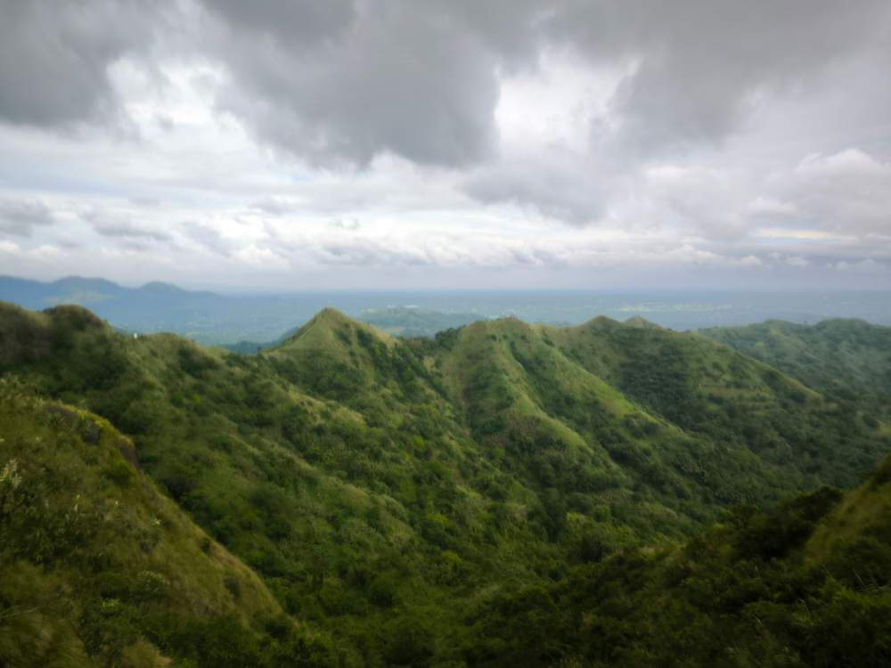Blick auf einige kleine Peaks des Batulao-Trails
